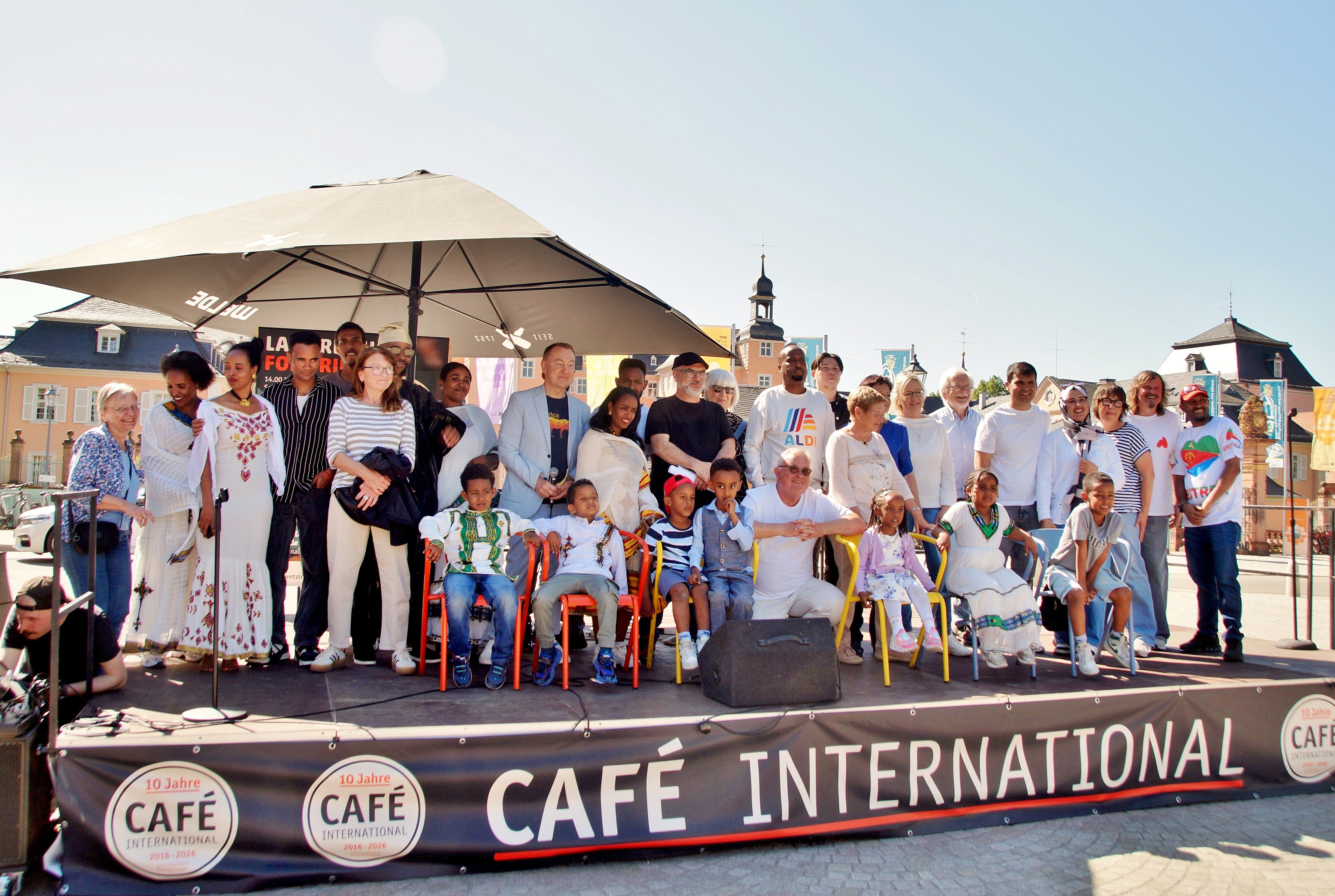 Cafe-International-Jubiläumsfest_Schlossplatz_Bühne_Gruppenfoto